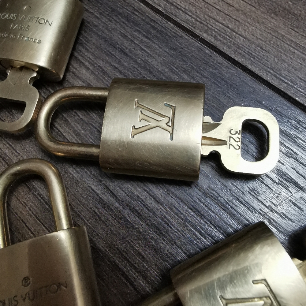Authentic Louis Vuitton 1 lock and key set - Picture 3 of 6